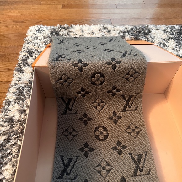 ❌SOLD❌Louis Vuitton Charcoal Monogram Knit - Picture 2 of 5